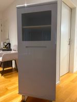 Vitrinenschrank in Weiss mit Glastür – Sehr guter Zustand, f