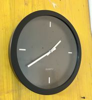 [GUT & GÜNSTIG]: Minimalistische Quarz-Wanduhr schwarz