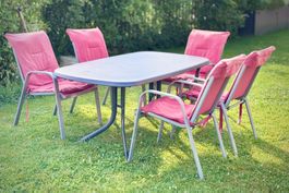 Gartentisch mit Stühlen und Polster