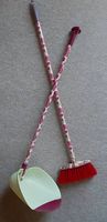 Altes dekoratives Aufwisch-Set / Kehrbesen-Ensemble pink