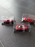 3 Ferrari Modellautos F40 und F50 mit Vitrinen rot neu