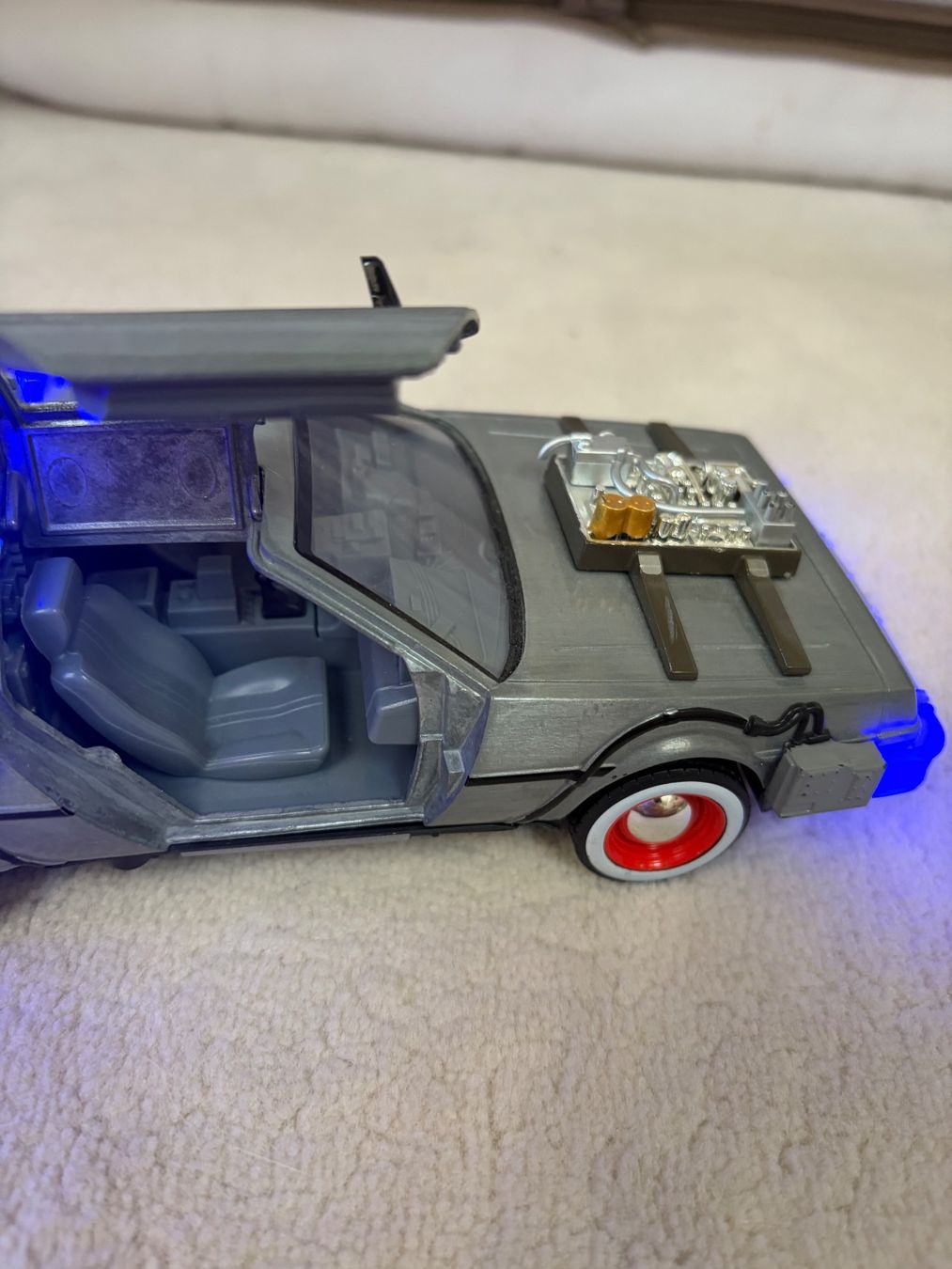 Delorean Voitures modèles: DeLorean DMC-12 Modellauto mit Lichtfunktion ab 1.- – D'occasion à Binz par Labruyere 1