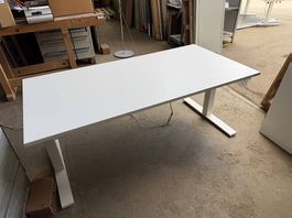 schöner höhenverstellbarer Bürotisch von 64 bis 130cm