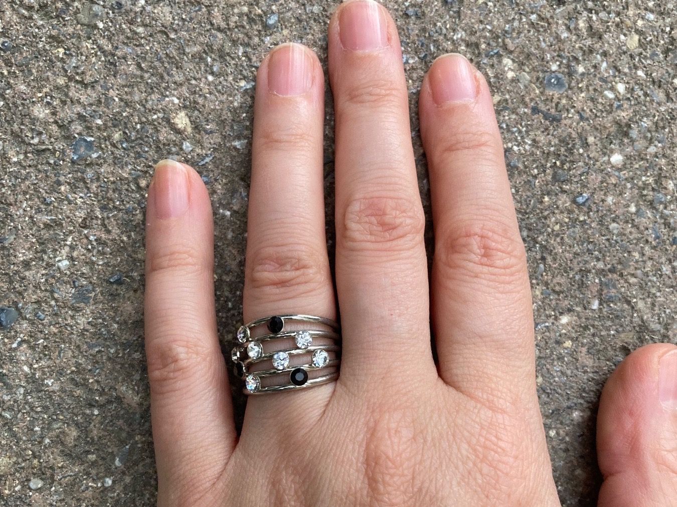 Anelli: Ring Gr. 48 silbrig schwarz weiss – Usato da Winterthur venduto da Arunasu
