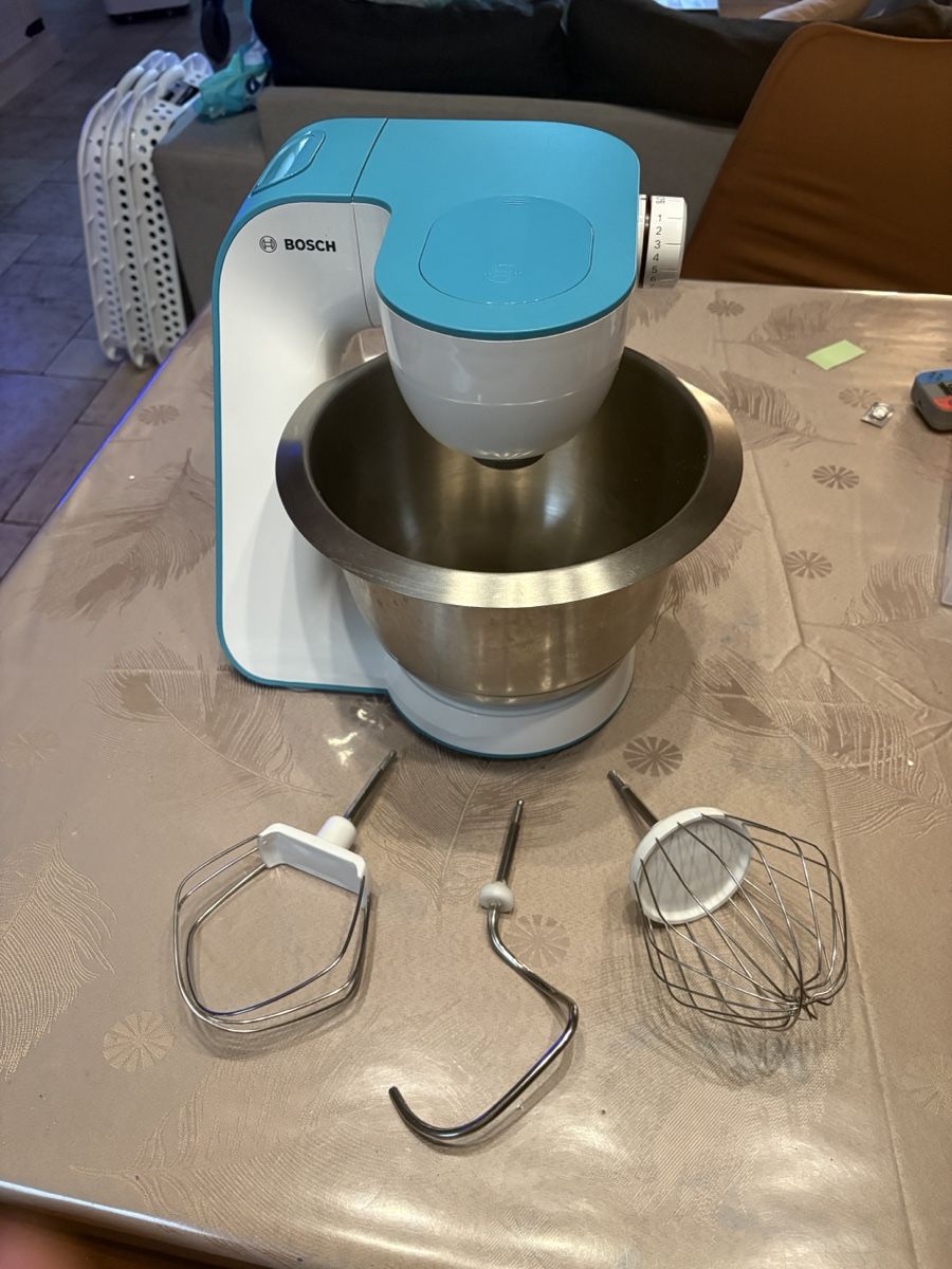 Bosch Küchengeräte: Roboter BOSCH MUM5 avec accessoires bon état – Gebraucht aus Moudon von Mr_Bome