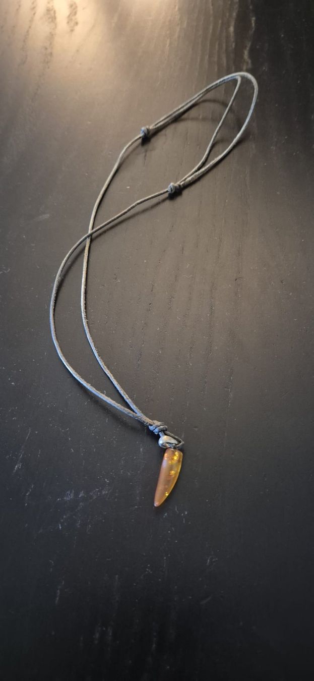 Ciondoli: Pendentif dent ambre cordon (résine) – Usato da Genève venduto da Naheu 1