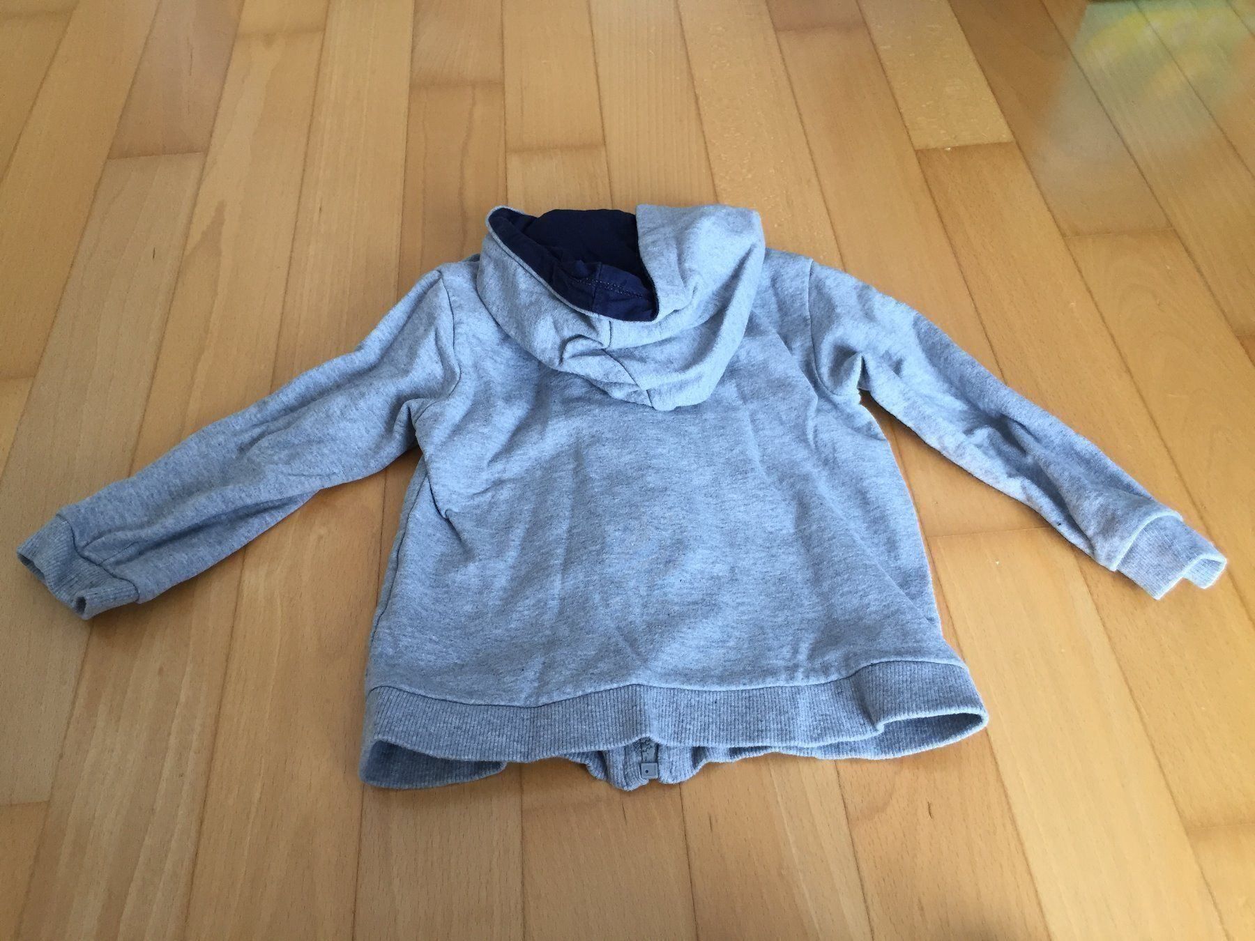 Lotti & Set di vestiti: 2-er Set (Trainerhosen + Kapuzenpullover) – Usato da Muttenz venduto da Juvenile33 3