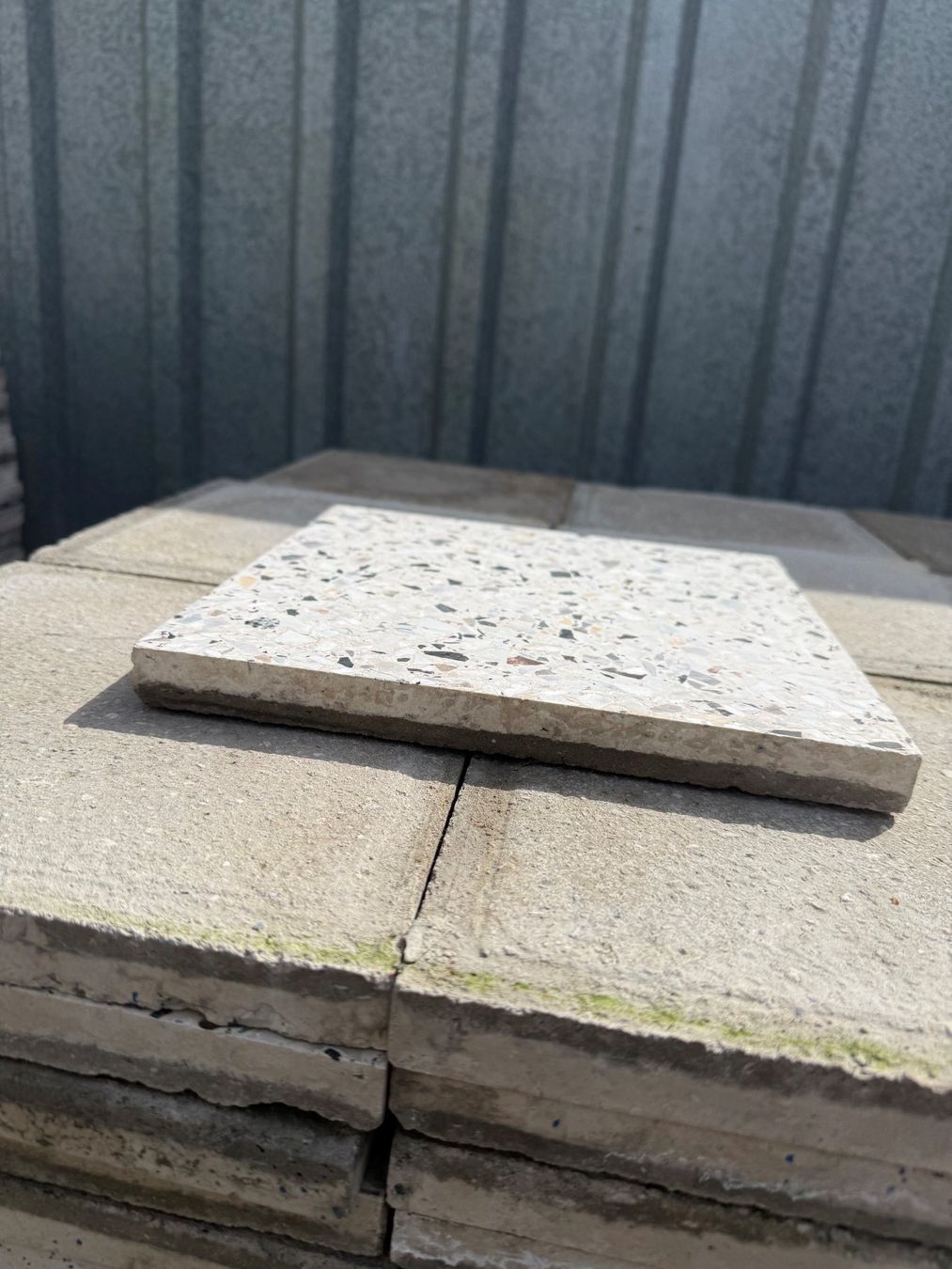Bodenbeläge: 1100 Stk. Terrazzo-Platten 25x25x2.5 cm – Gebraucht aus Biel/Bienne von Popoff1 1
