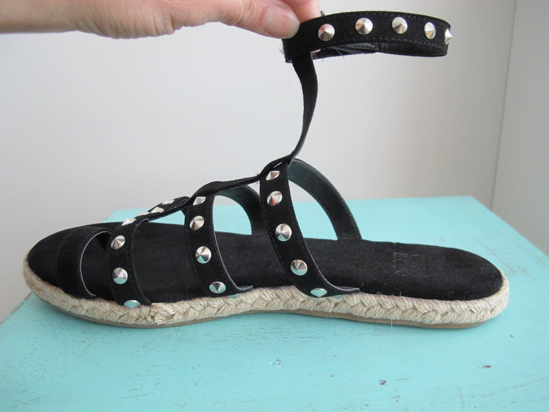 Scarpe da donna: Schwarze Sommer-Sandale Gr. 40 mit Nieten – Usato da St. Gallen venduto da Flint75 2