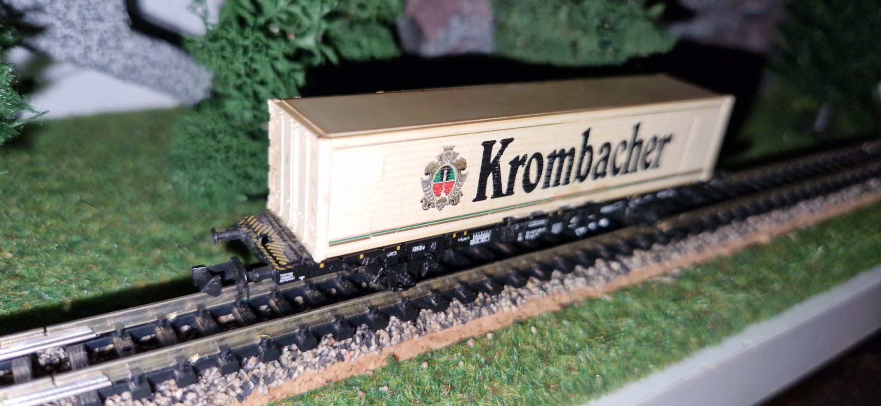 Fleischmann Modellini di ferrovie: Fleischmann Spur N 2achs. Flachwagen Container "Krombacher" – Usato da Unterengstringen venduto da b.kaiser81
