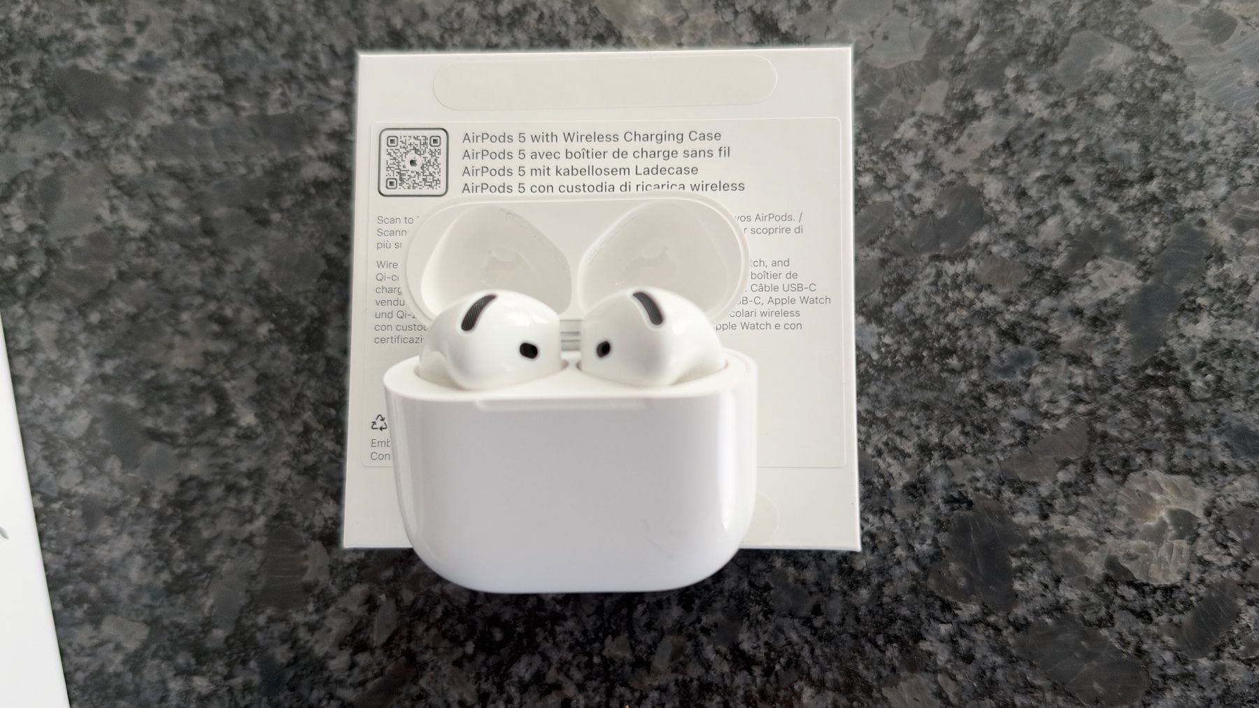 Apple Kopfhörer: Apple AirPods 5 with Wireless Charging Case – Gebraucht aus Eschenbach SG von Bueechi