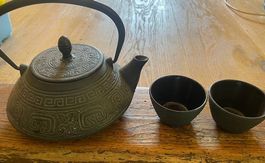 Théière en fonte avec 2 tasses 
