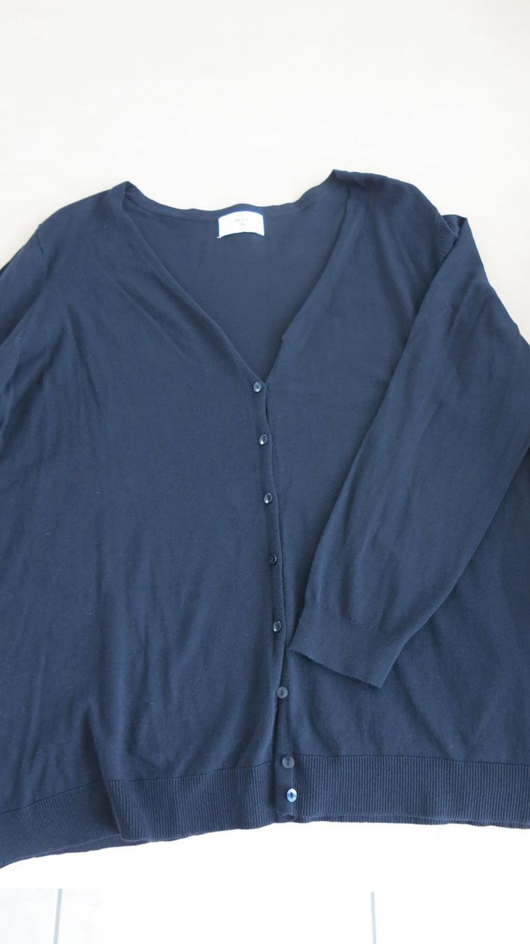 Giacche: Basic-Strickjacke mit V-Ausschnitt – Usato da Lachen SZ venduto da artbyblondangel 3