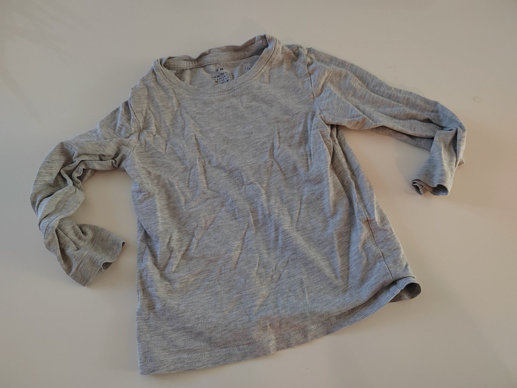 H&M Camicie, T-shirt & Polo: Kinder Langarmshirt grau, Grösse 98/104, H&M – Usato da Einsiedeln venduto da pattymary