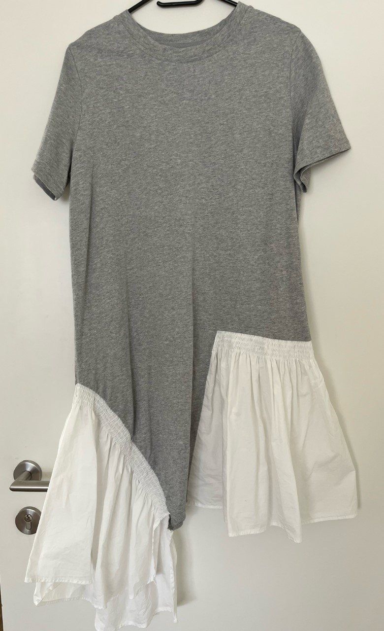 Robes: Freizeitkleid, One Size, Farbe grau/weiss – D'occasion à Triesen par dardaleni