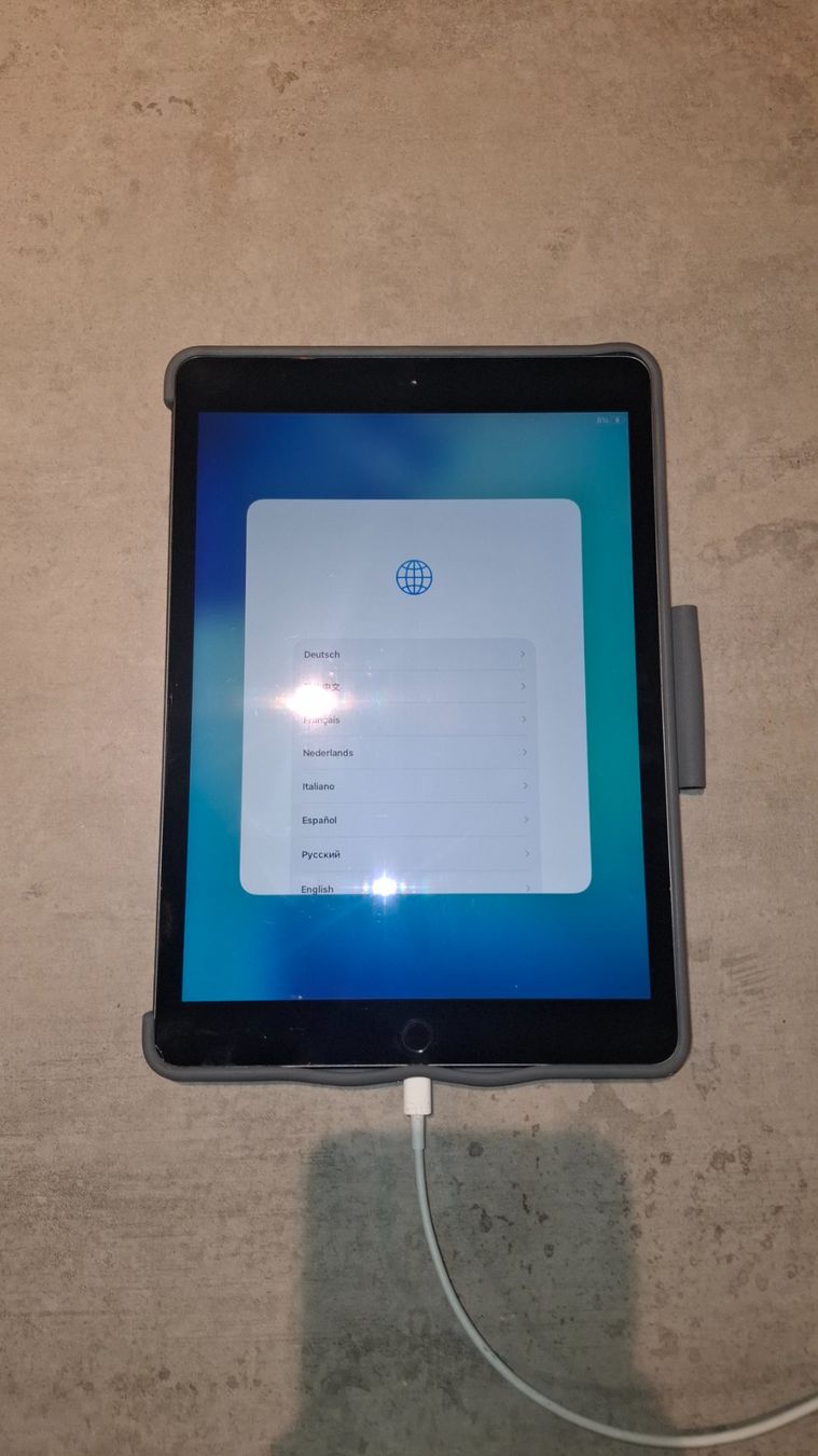 Apple Tablettes PC: iPad 8. Generation mit Zubehör – D'occasion à Dübendorf par Takaka 1