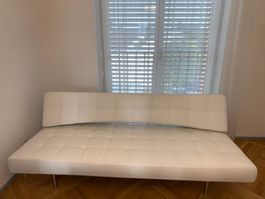Weisses Ledersofa mit Schlaffunktion