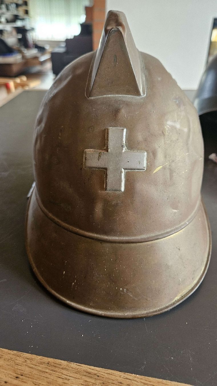 Uniformi & Effetti personali: Alter Armeehelm mit Schweizerkreuz – Usato da Bern venduto da mor_f9kh