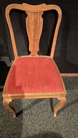 Antiker Stuhl mit rotem Bezug, Vintage Look, Holzstuhl