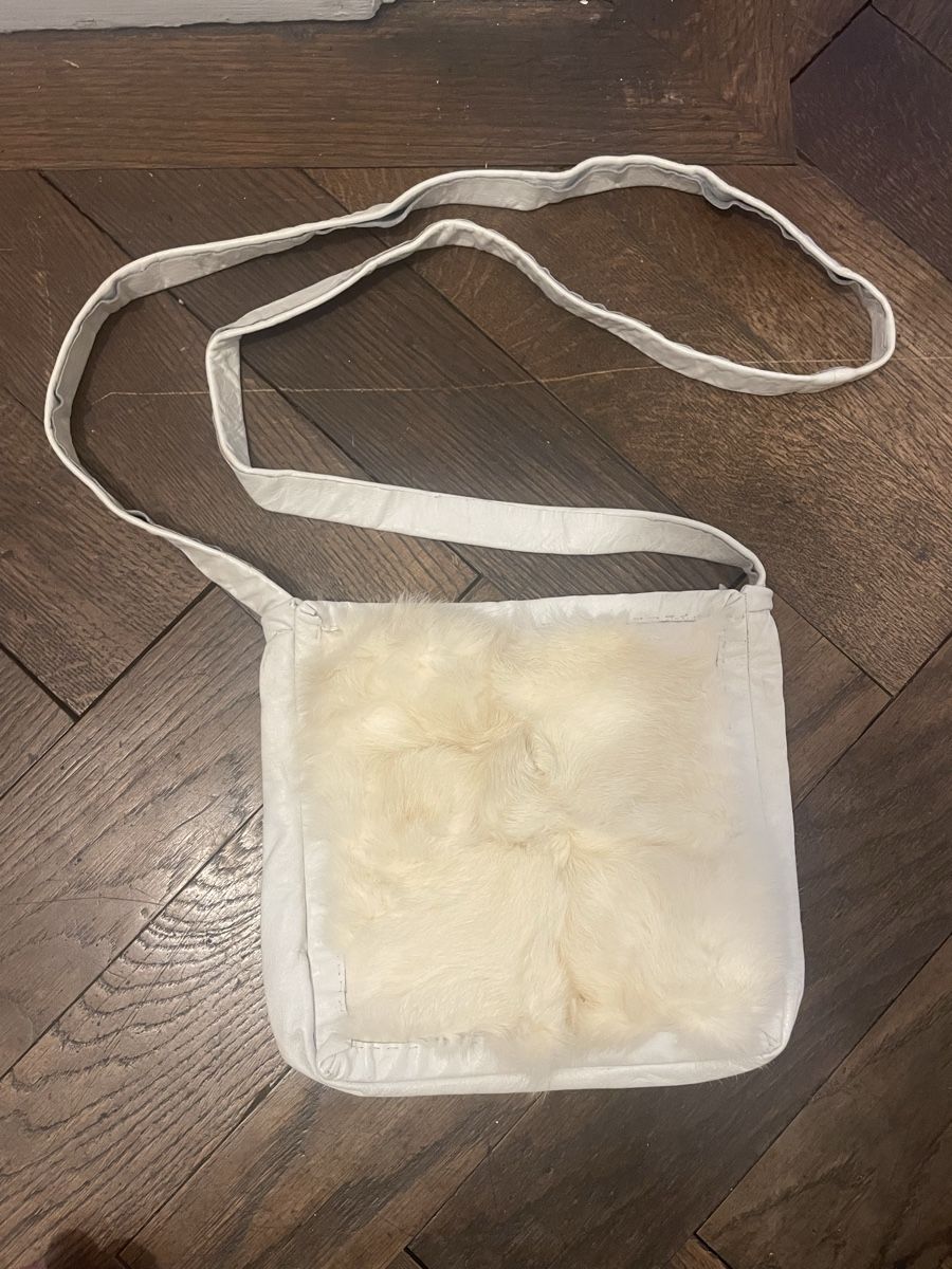 Borse da donna: Weisse Winter Hand/Umhängetasche echtleder mit Fell – Usato da Zürich venduto da yas_alam