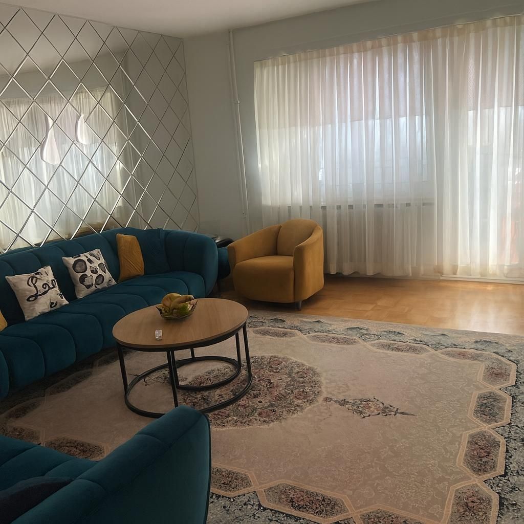 Conforama Divani: Schönes Sofa mit Hocker – Usato da Bern venduto da gho_7b72