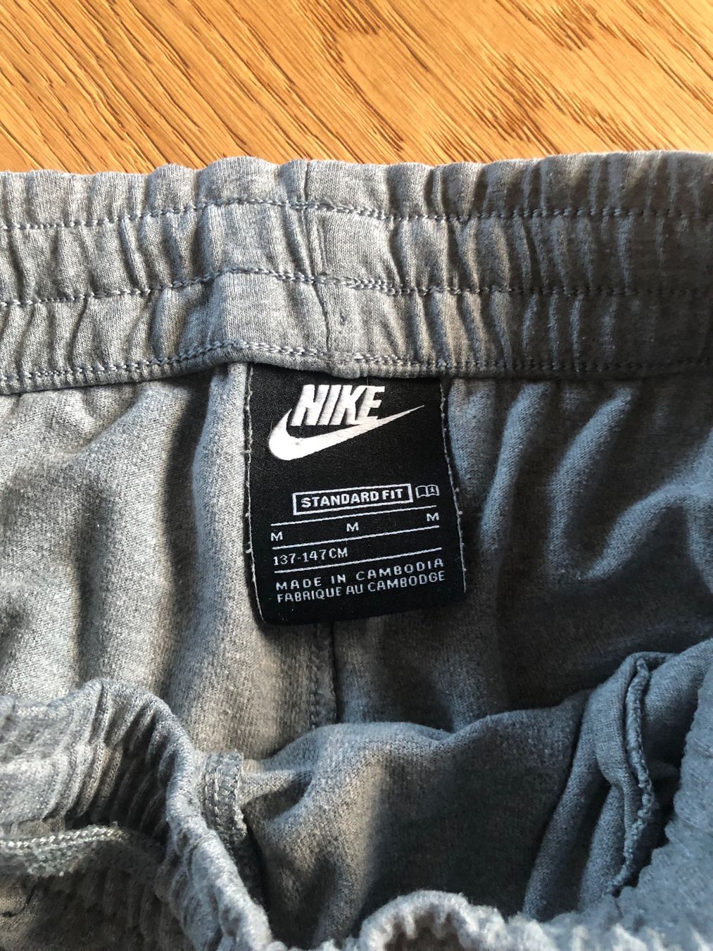 Nike Pantaloni: NIKE SHORTS grau 140 – Usato da Wattwil venduto da jopara 1