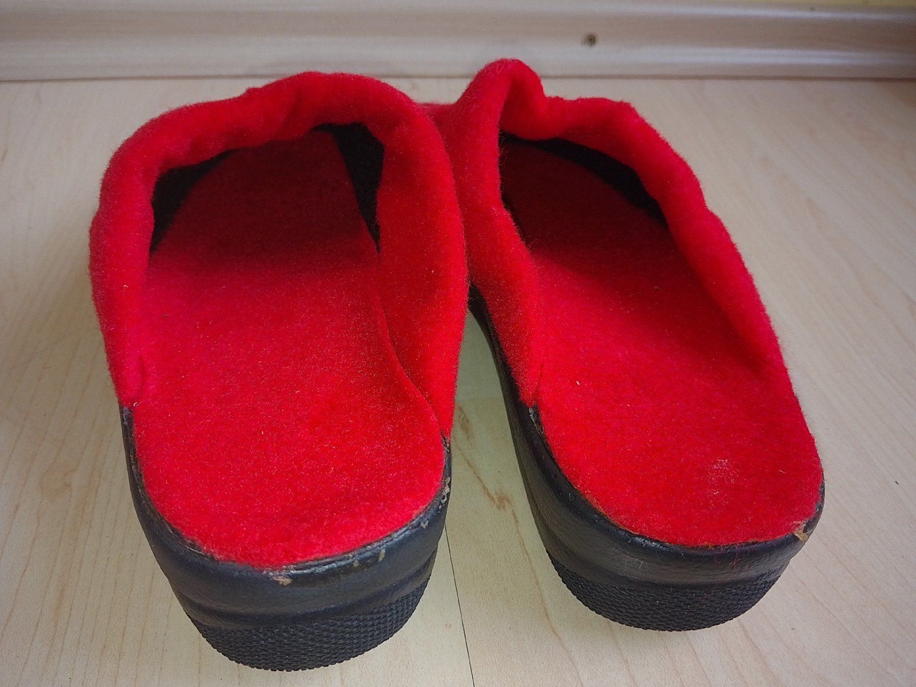 Herrenschuhe: Hausschuhe mit Schweizerkreuz, Gr. 37, neu – Neu (gemäss Beschreibung) aus Kesswil von mie_g89p 1