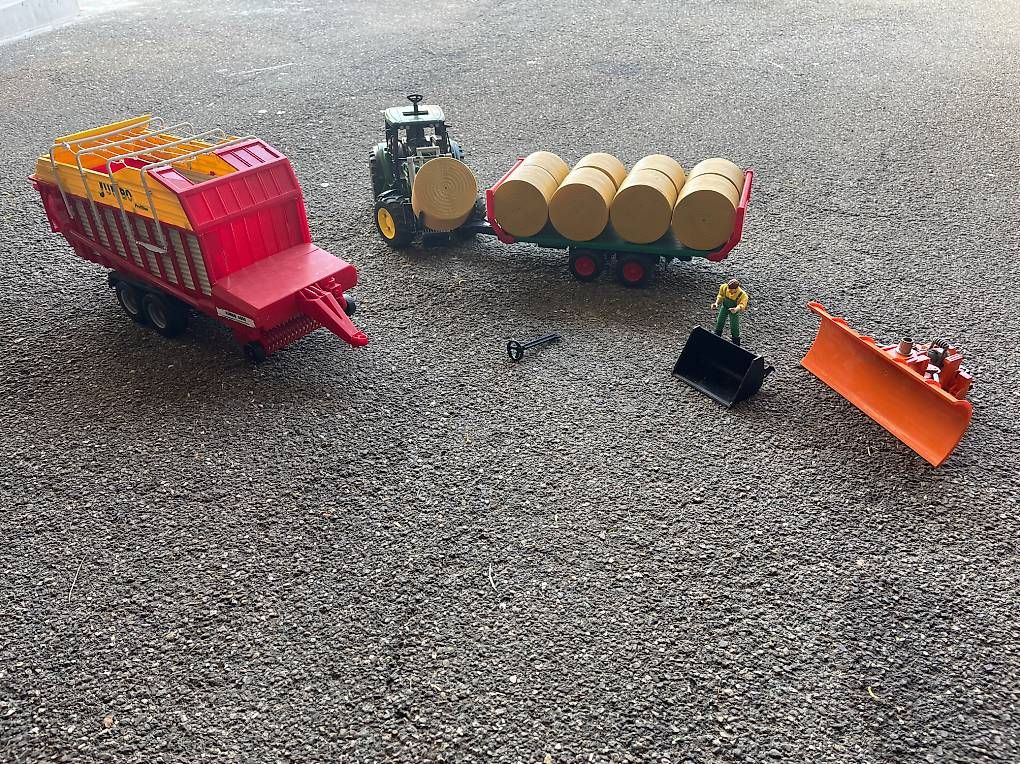Giocattoli: Bruder Traktor mit Anhänger – Usato da Effingen venduto da dan_ymv8