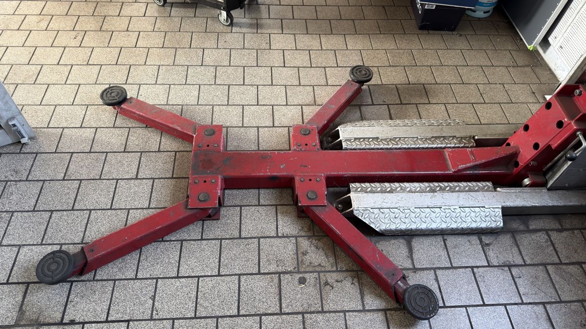 Piattaforme elevatrici & Crick: 1-Säulen Lift 2000kg – Usato da Meyriez venduto da Matta64 1