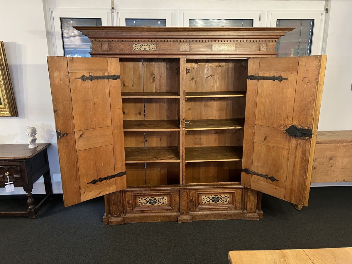 Armadi: Ostschweizer Barockschrank – Usato da Gossau SG venduto da Keller-Antiques 1