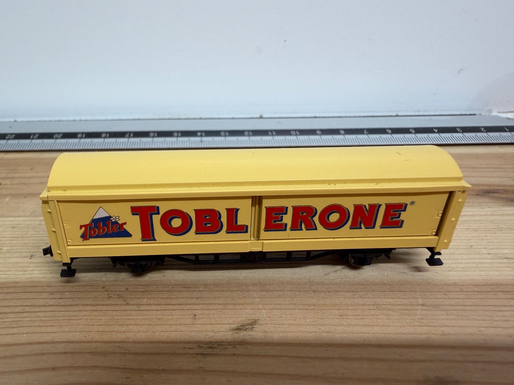 Fleischmann Modellini di ferrovie: Spur N Fleischmann Toblerone Schiebewandwagen – Usato da Büsserach venduto da ModellbahnDepot 1