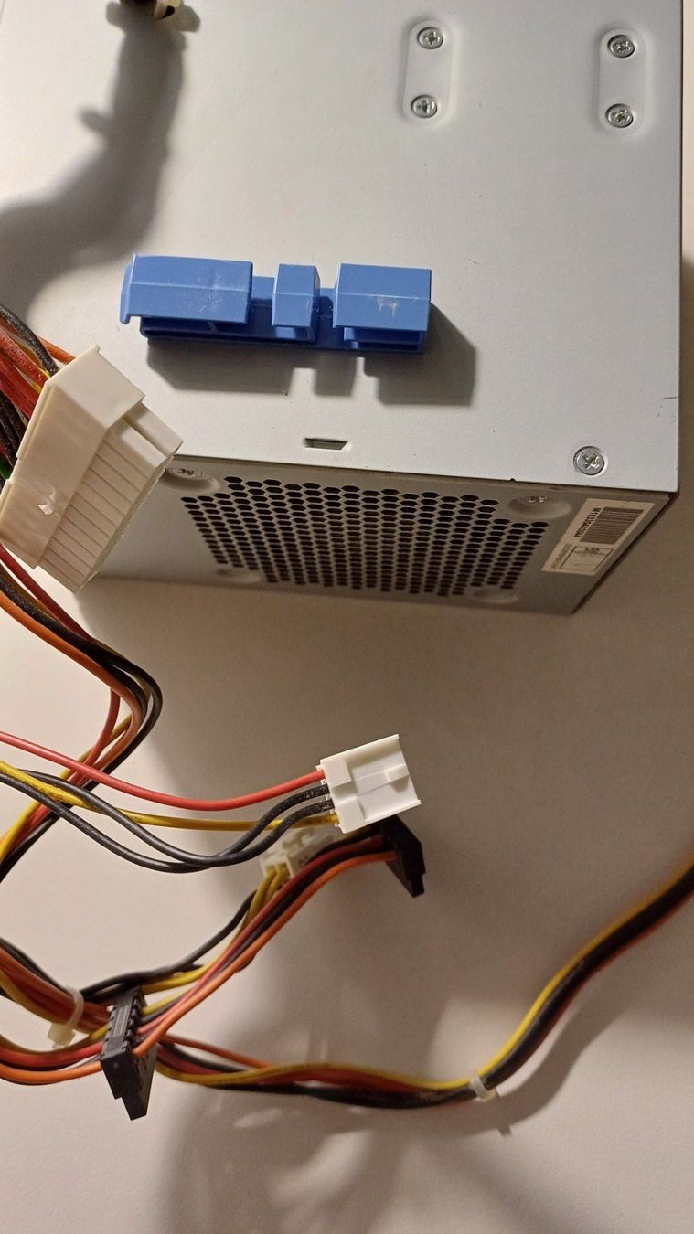 Componenti elettronici: Stromverteiler mit Kühlung für Computer – Usato da Zollikerberg venduto da Kaugo 1