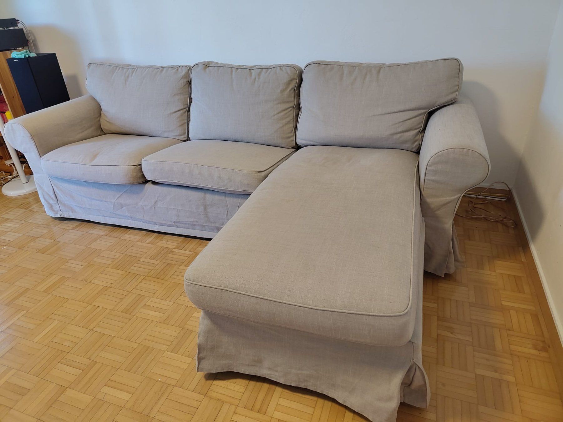 Ikea Divani: IKEA Ektorp 3-er Sofa mit Récamiere, Beige – Usato da Basel venduto da gas_sg2l 1
