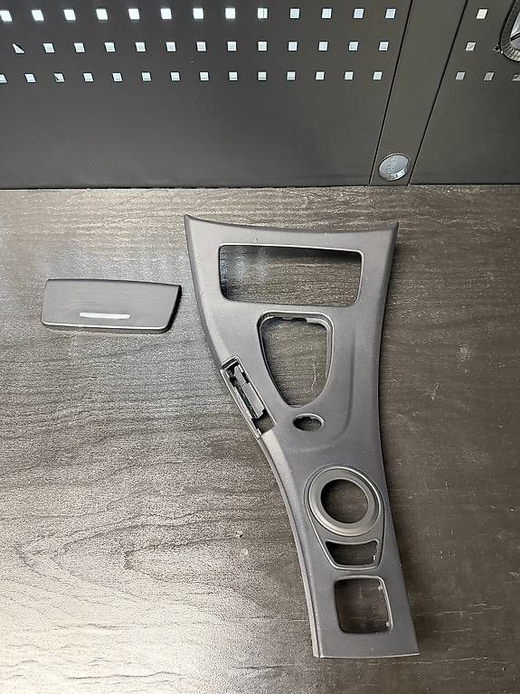 Alle Autoersatzteile: BMW M3 E93 Mittelkonsole Abdeckung Leder – Gebraucht aus Langrickenbach von jimp92
