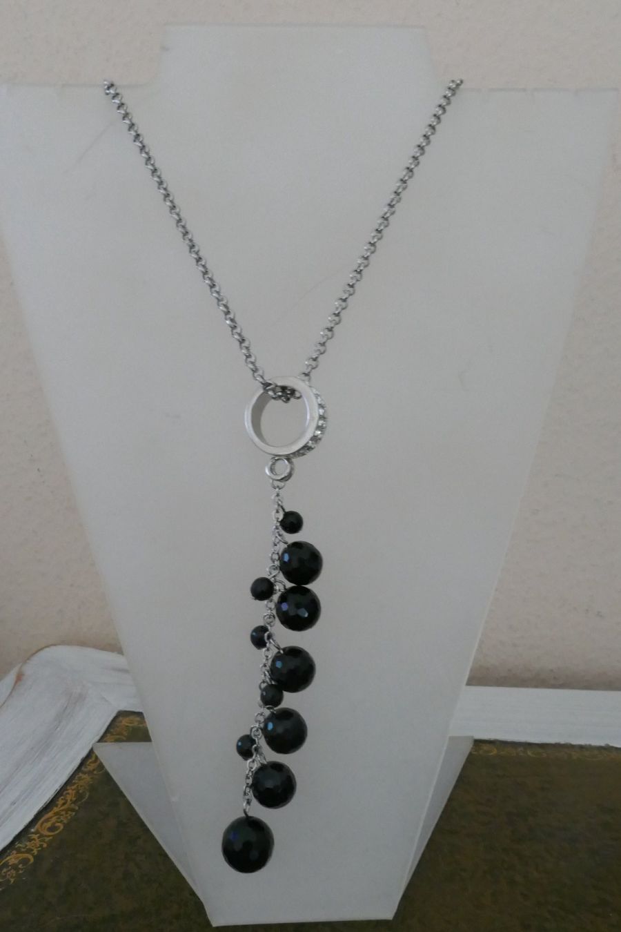 Catenine: Langes Collier mit schwarzen facettierten Kugeln – Usato da Muttenz venduto da einfach-schoen