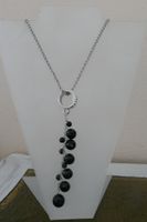 Langes Collier mit schwarzen facettierten Kugeln