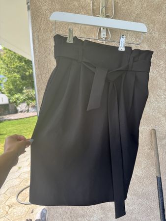 Schwarzer Minirock mit Gürtel, Grösse 34 -Hallhuber
