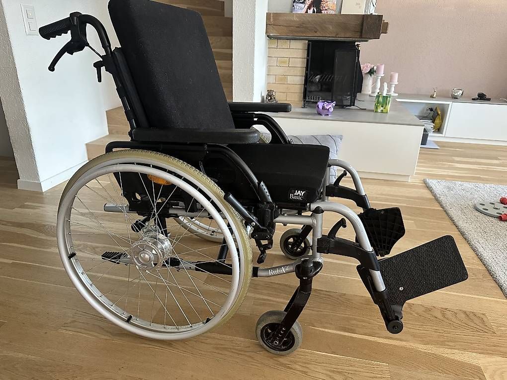 Rollstühle: Rollstuhl Breezy Rubix 2 inkl. Transferbrett – Gebraucht aus Kesswil von diior