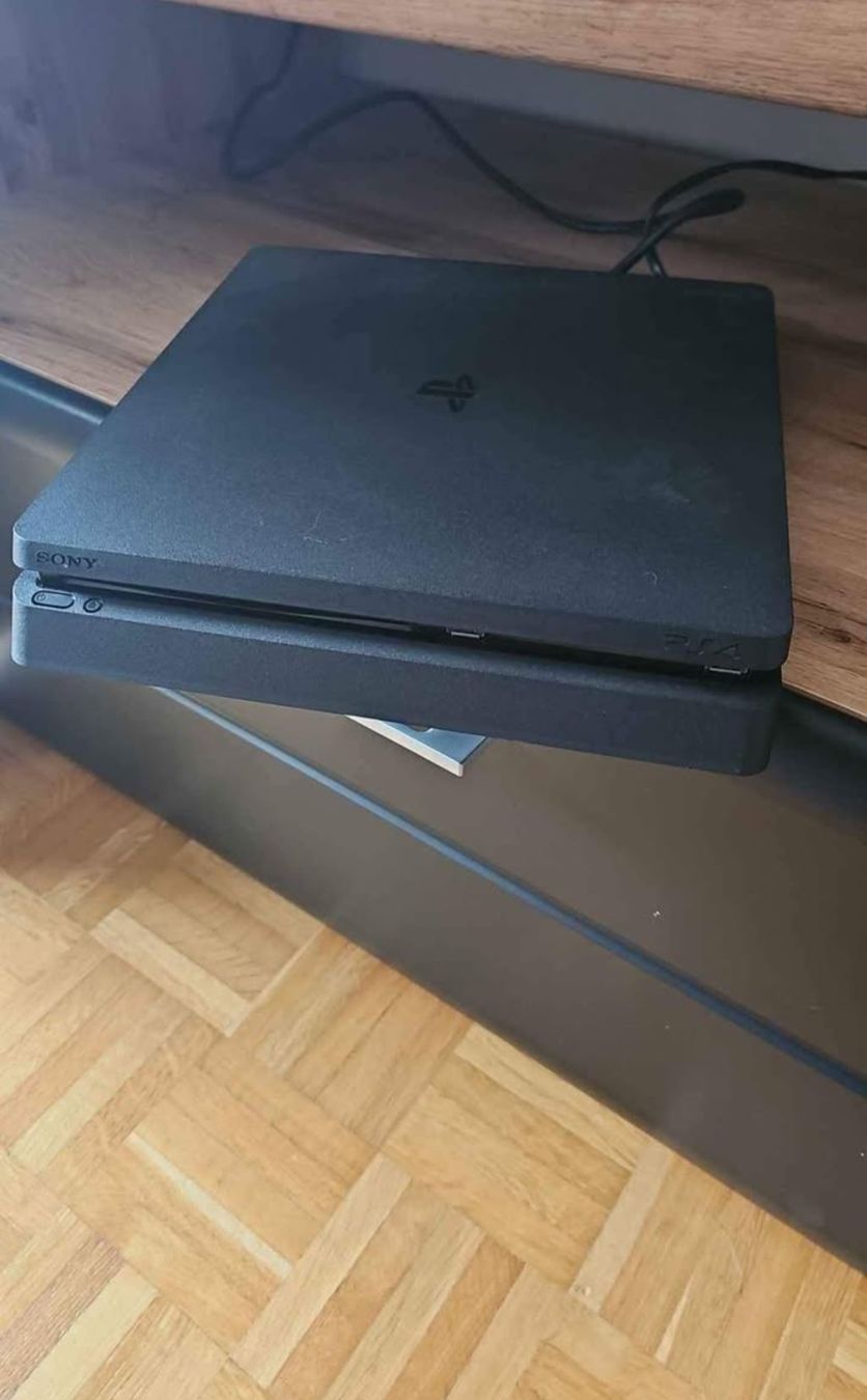 Sony Consoles: PS4 inkl. 2 Controller, Ladestation, 10 Games – D'occasion à Schaffhausen par FCS1896