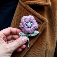 Zarte Blumen Brosche handbestickt – Elegantes Unikat Geschen