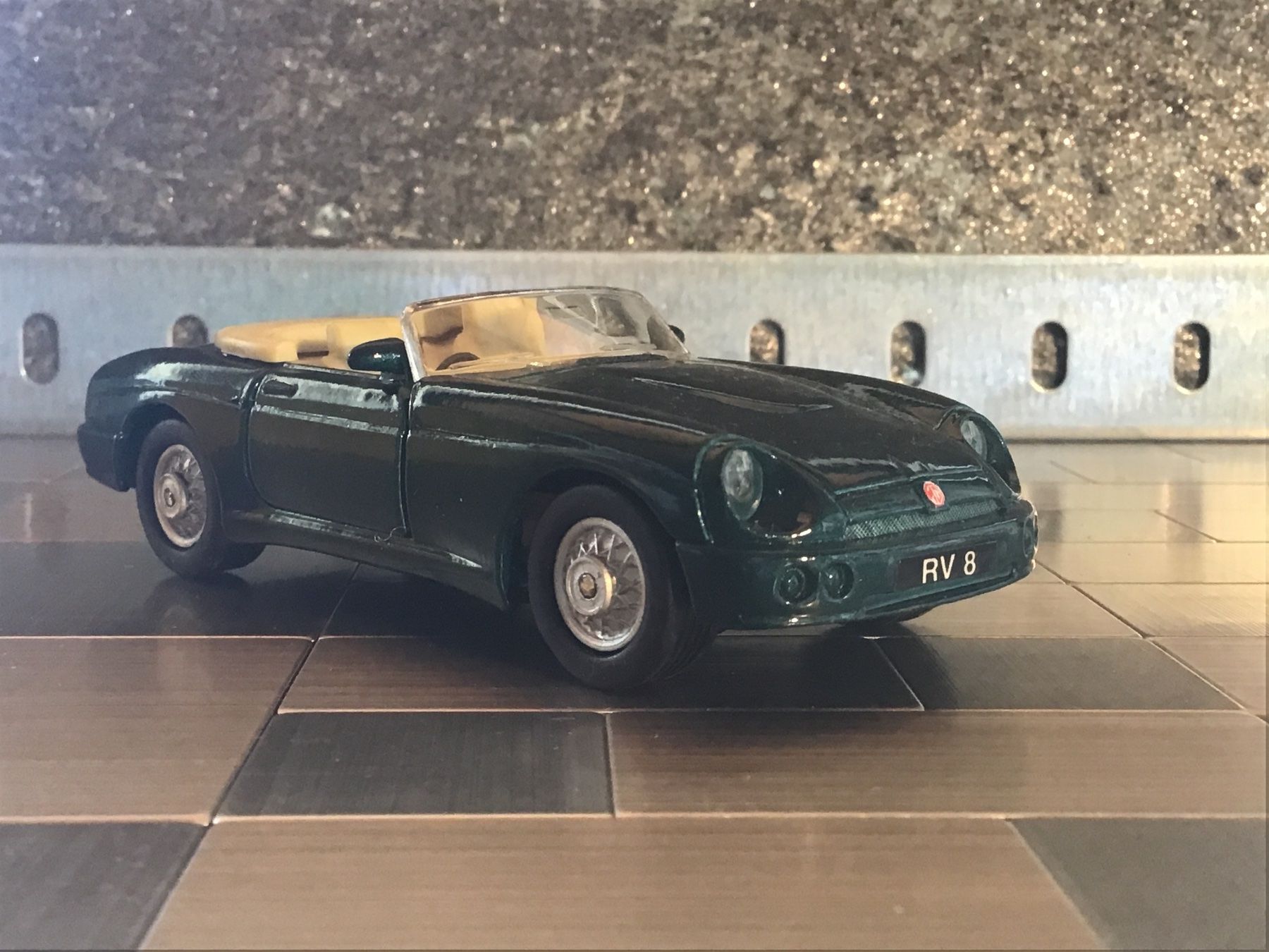 Maisto Modellini d'auto: MAISTO SUPERCAR COLLECTION MG RV8 – Usato da Männedorf venduto da Spezial-Modelle 1