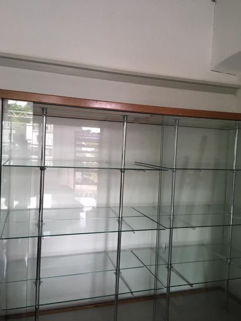 Produktbild von Modernes Vitrinenschrank Metallschrank Mit Beleuchtung Für Esszimmer - L 80 X B 35 X H 90 Cm Hellschwarz