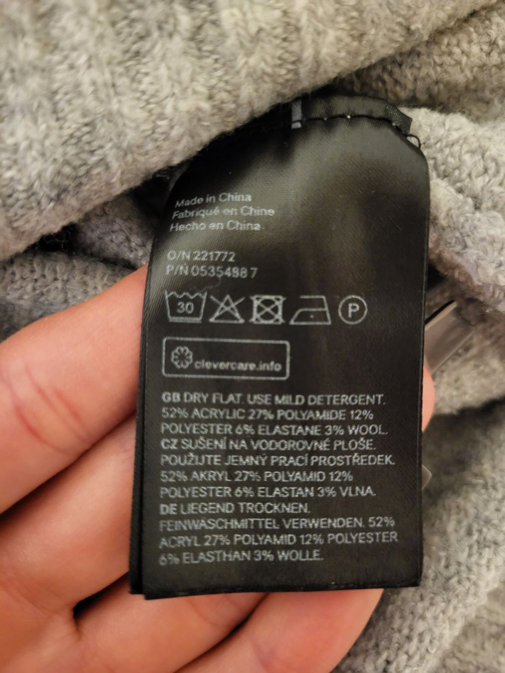H&M Maglioni & Felpe: grauer V-Ausschnitt Winterpulli H&M S oversized – Usato da Steffisburg venduto da esneusdaheime 2