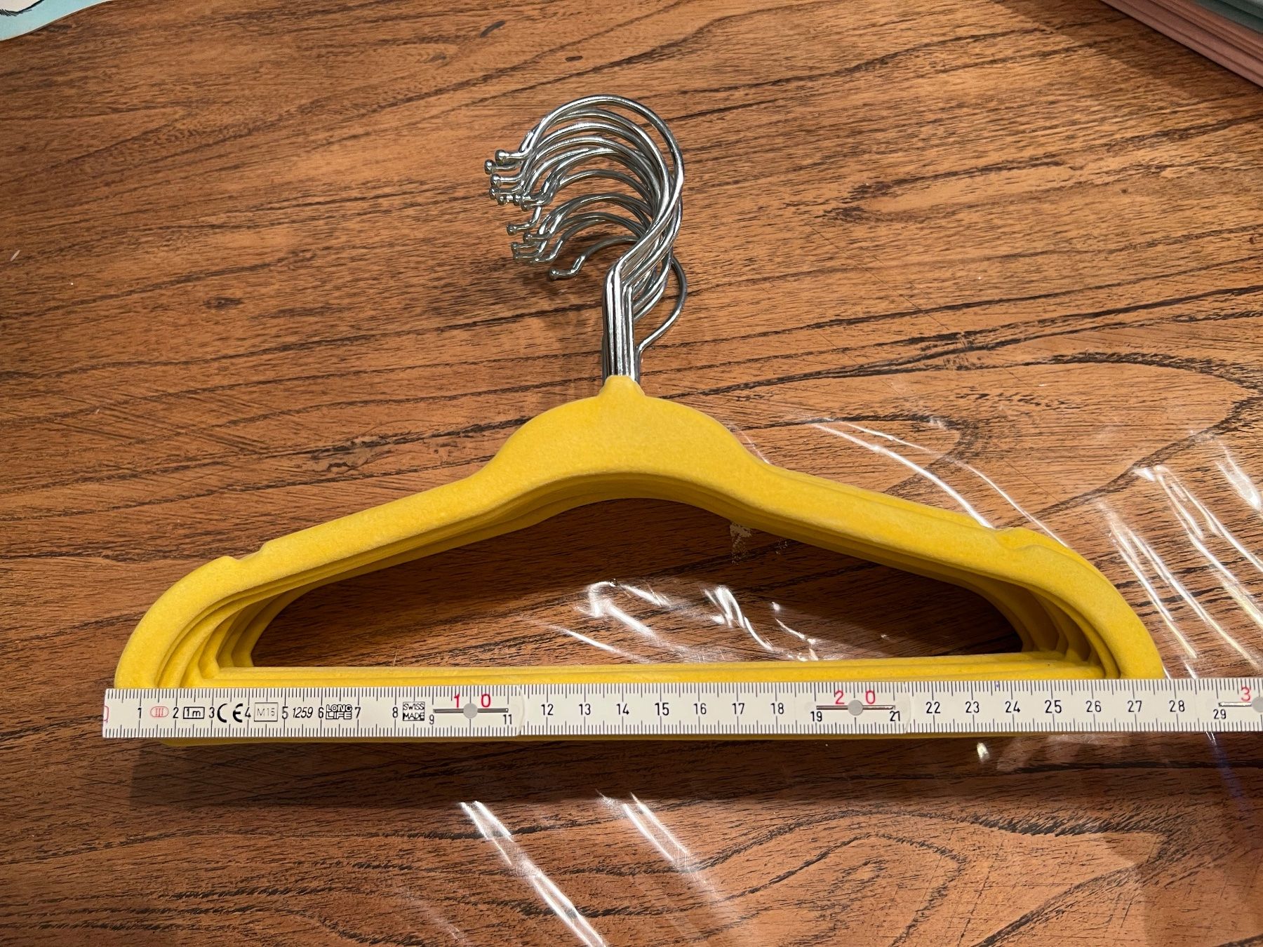 Appendiabiti: 13 gelbe Kinderkleiderbügel – Usato da Veltheim AG venduto da kronecker 1