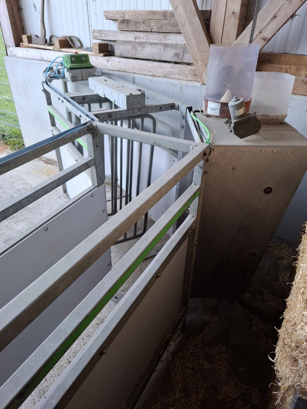 Tutte le macchine: Abruffutterstation Schweine – Usato da Giswil venduto da saveri 1