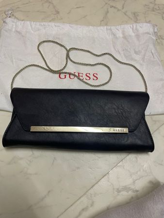 Elegante Guess Clutch - Perfekt für den Ausgang!✨