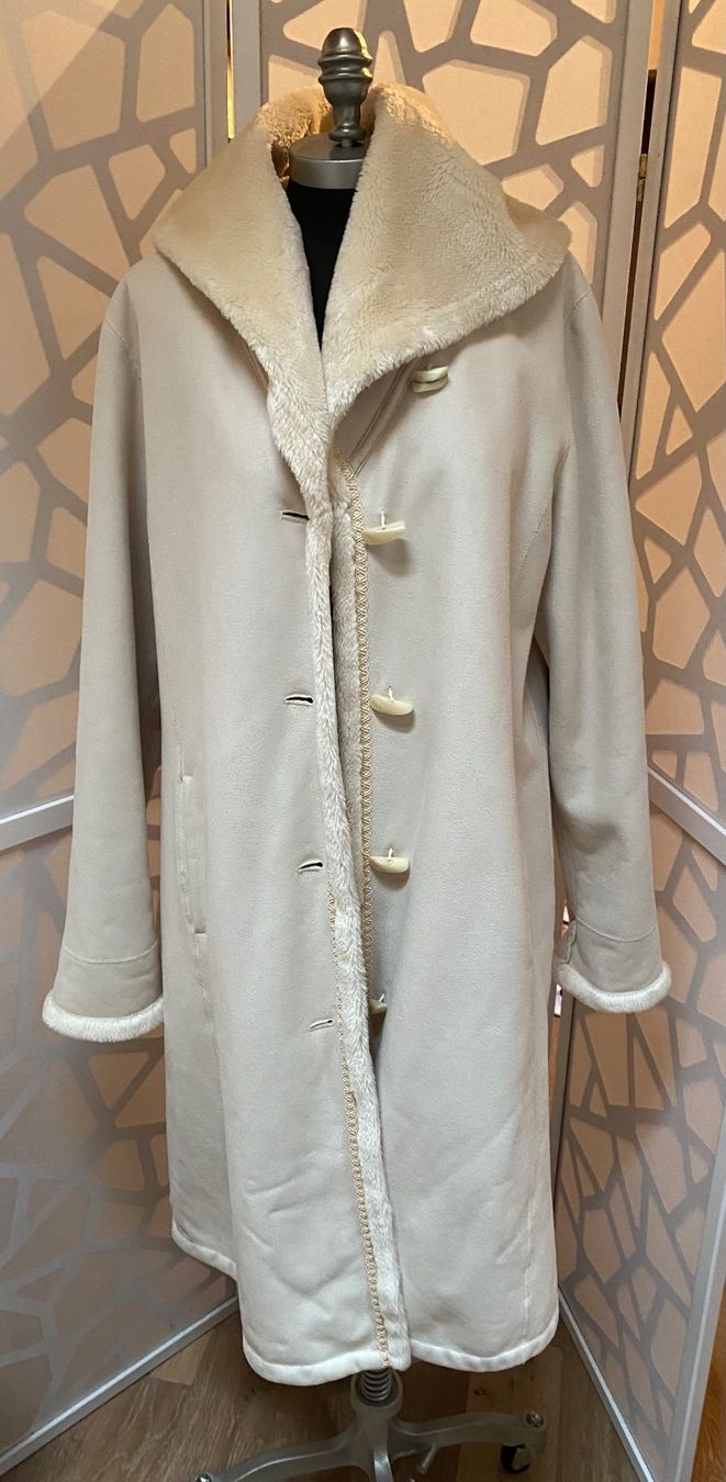 Mäntel: Great hooded off white coat. EUR40 – Neu (gemäss Beschreibung) aus Grund b. Gstaad von PlageNeige