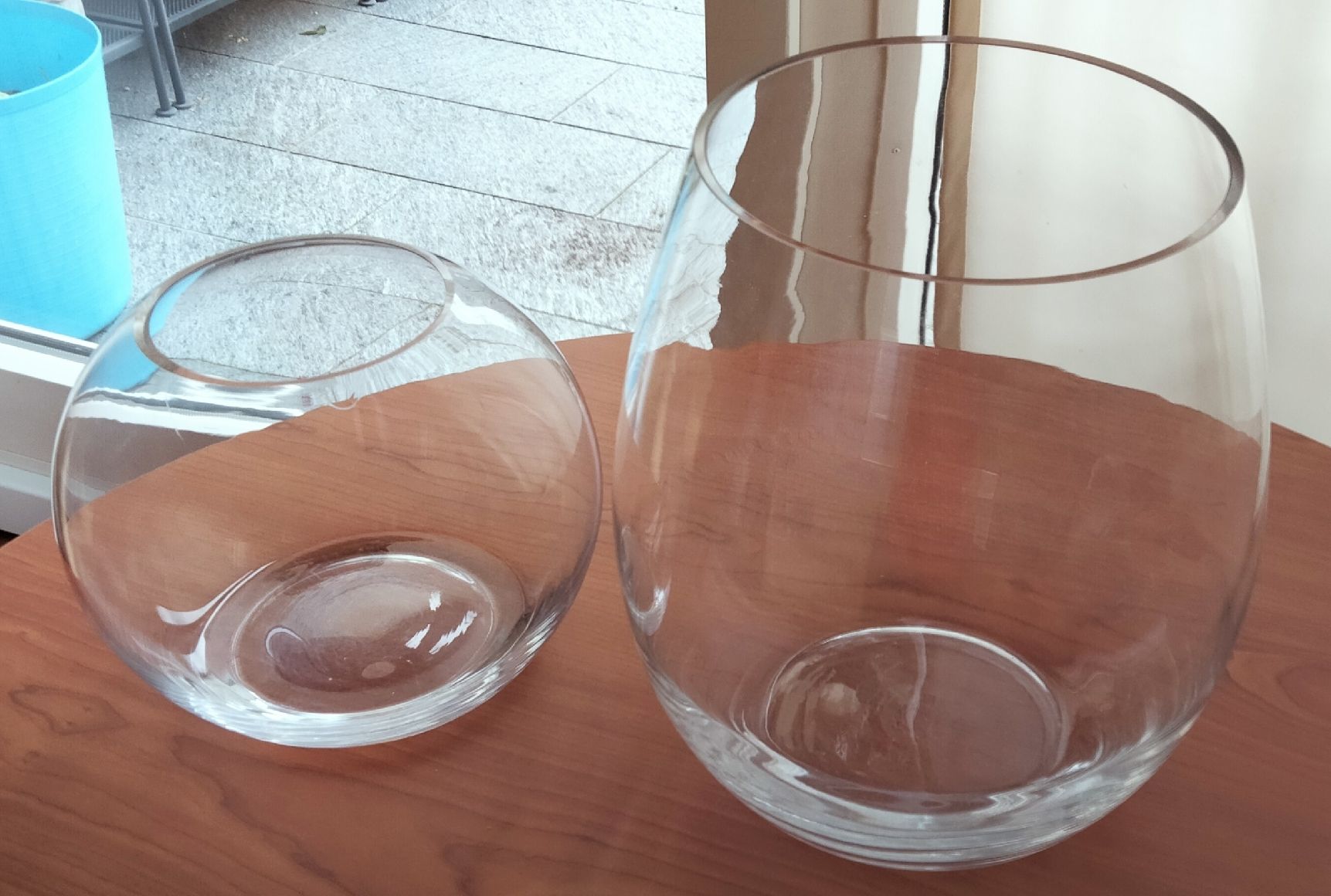 Bicchieri: 2 grosse Glasvasen/Windlichter, Kugel und Tropfenform – Nuovo (secondo la descrizione) da Küsnacht ZH venduto da turtlehouse