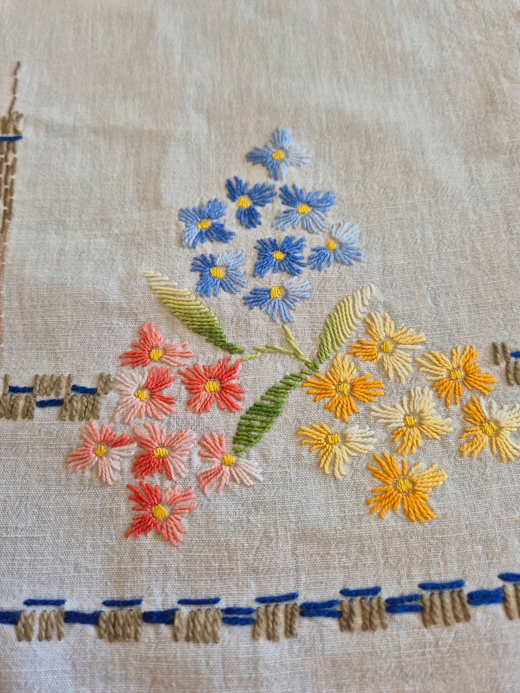 Altra biancheria da tavola: Leinen Tischdecke handbestickt mit Blumenmuster – Usato da Bern venduto da aronari 5
