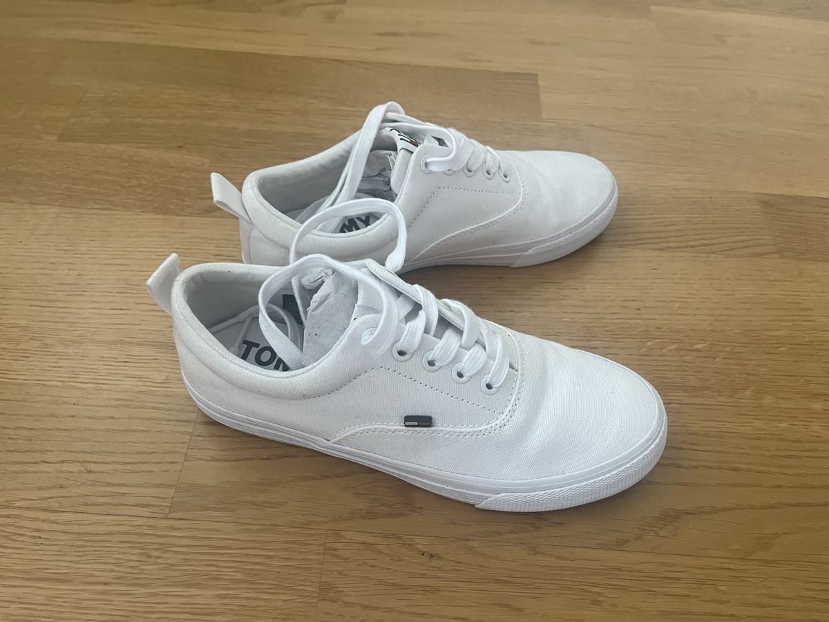Tommy Hilfiger Scarpe da donna: Baskets Tommy Hilfiger blanches, taille 37 - État neuf! – Nuovo (secondo la descrizione) da Lutry venduto da tat_2zxq